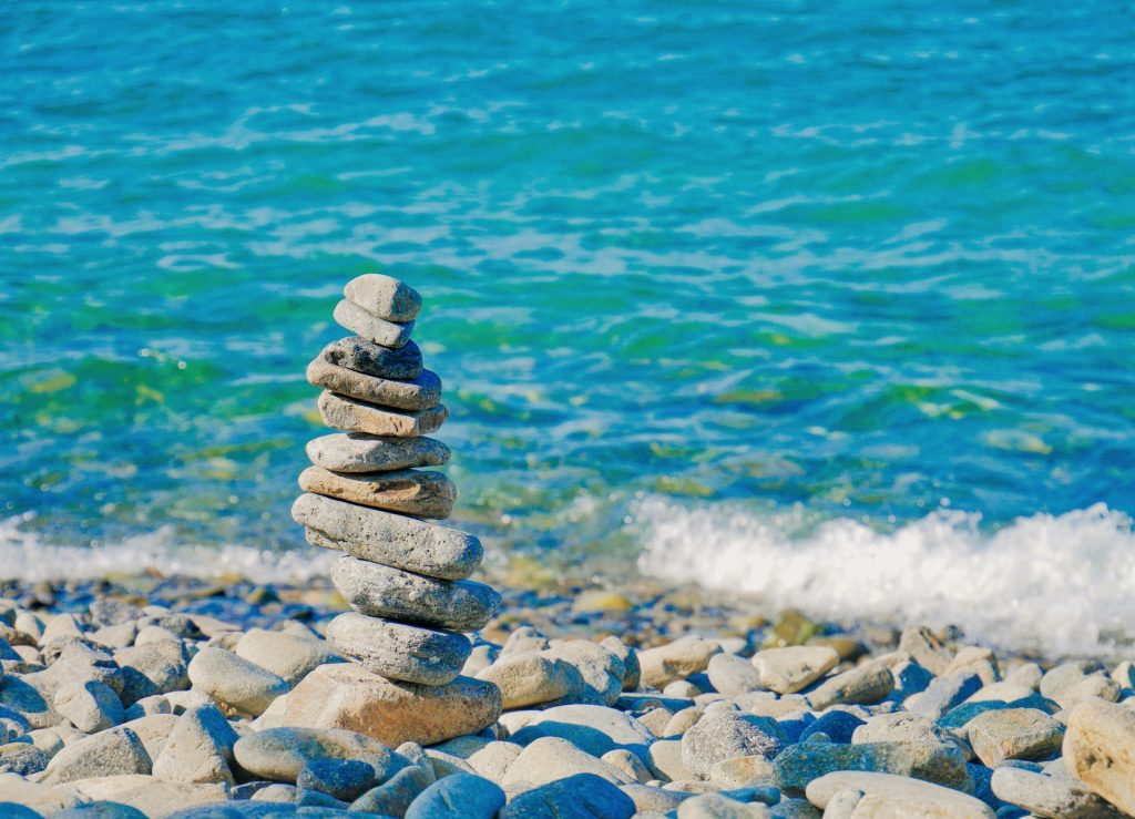 Picture of a coast with rocks and the ocean.